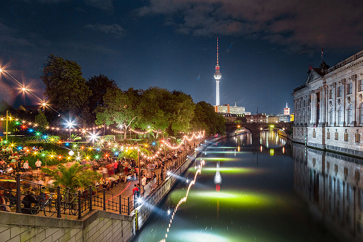 Sommer-Strandbar-Beachparty in der Nähe der Spree auf der Museumsinsel ©Foto:  iStockphoto-Bluejayphoto 